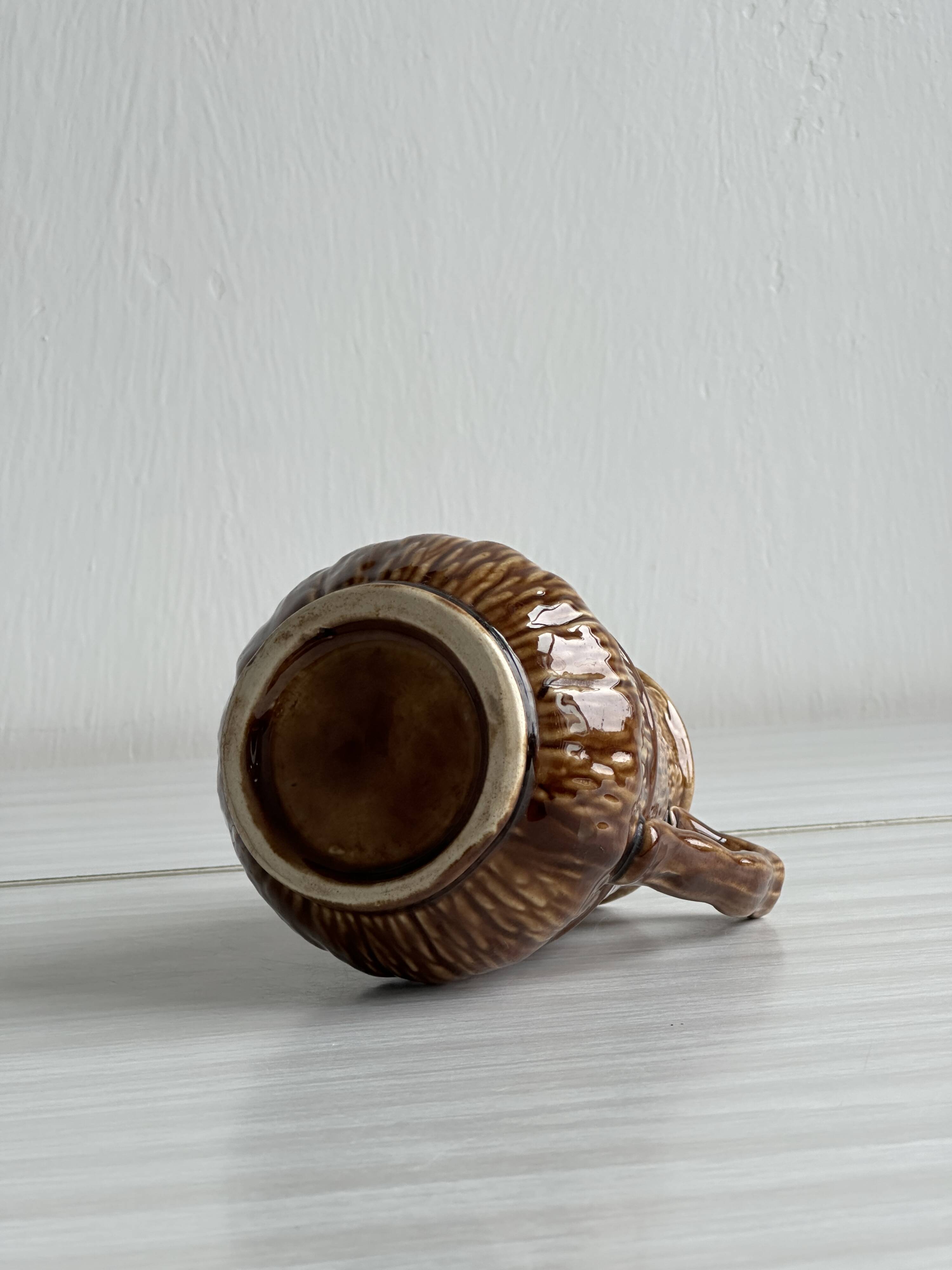 Pot à lait en céramique marron.