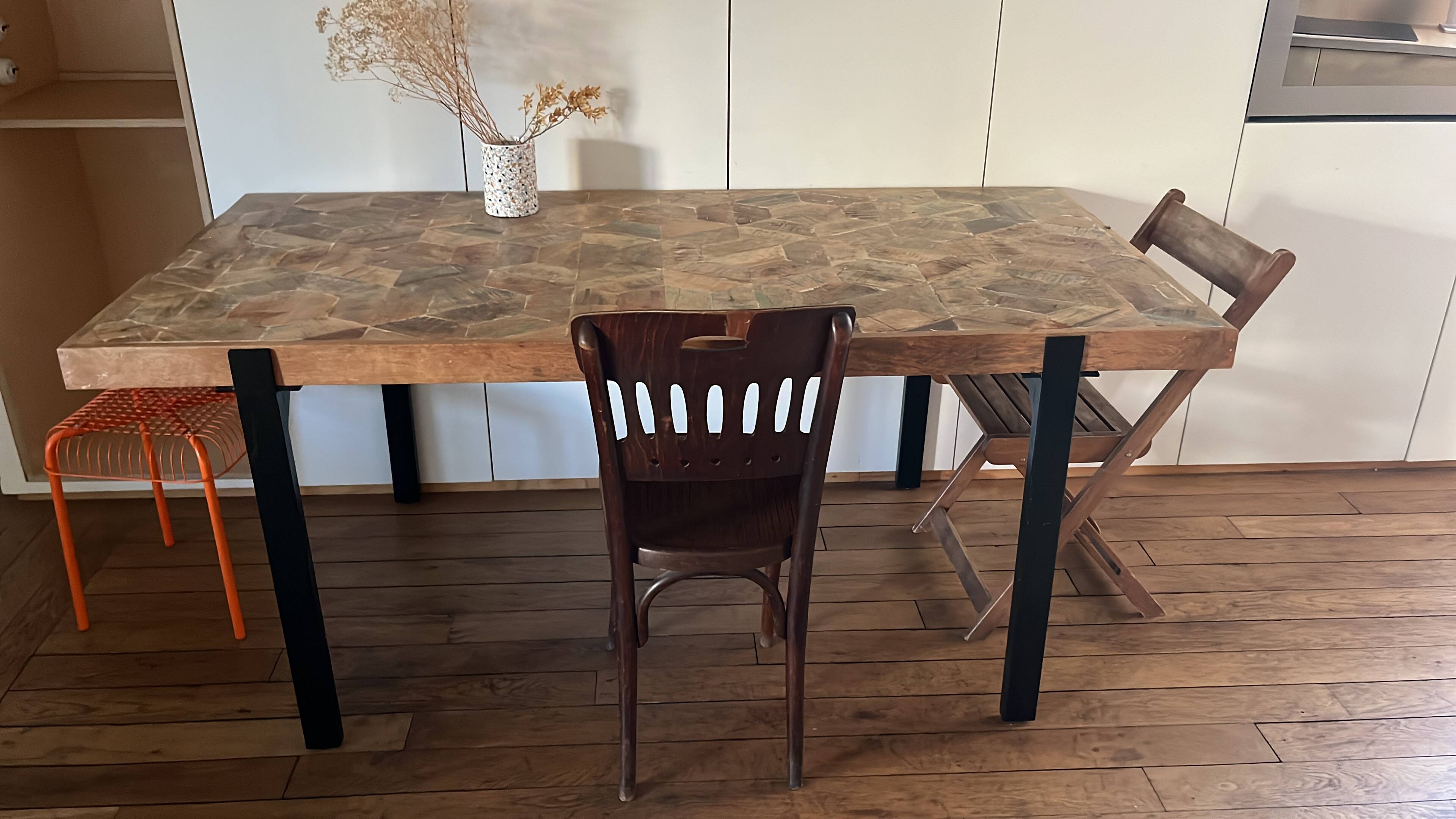 Tortuga table design 180 x 90 cm, made of mango wood and steel.