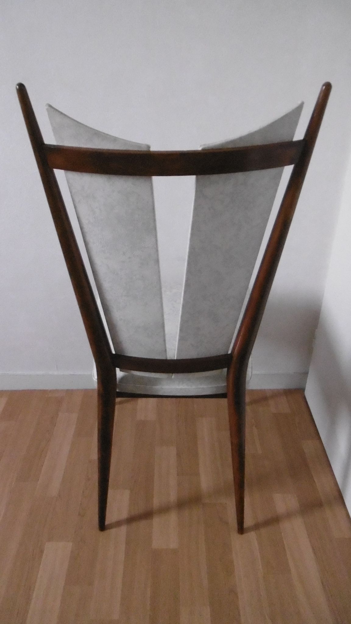 Chaise en skaï blanc des années 60-70