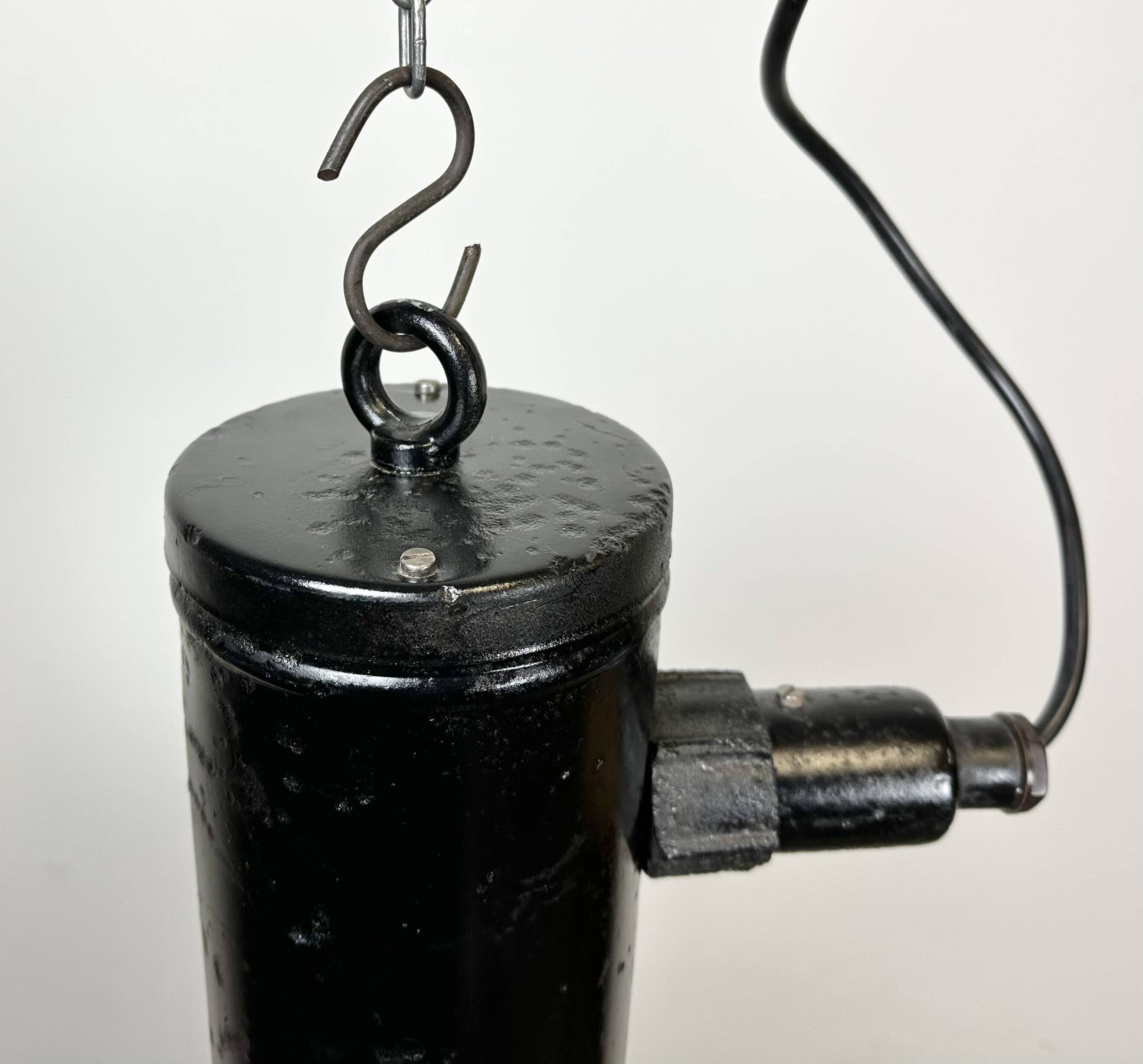 Suspension industrielle en émail noir, 1950s
