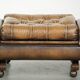 Ottoman chesterfield anglais en cuir élégant, fini avec des clous décoratifs.