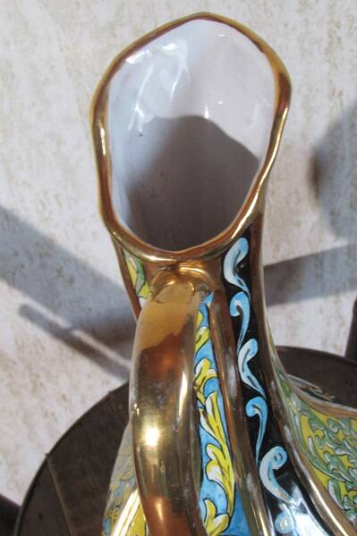 Vase pichet en terre cuite vernissée , forme aiguière