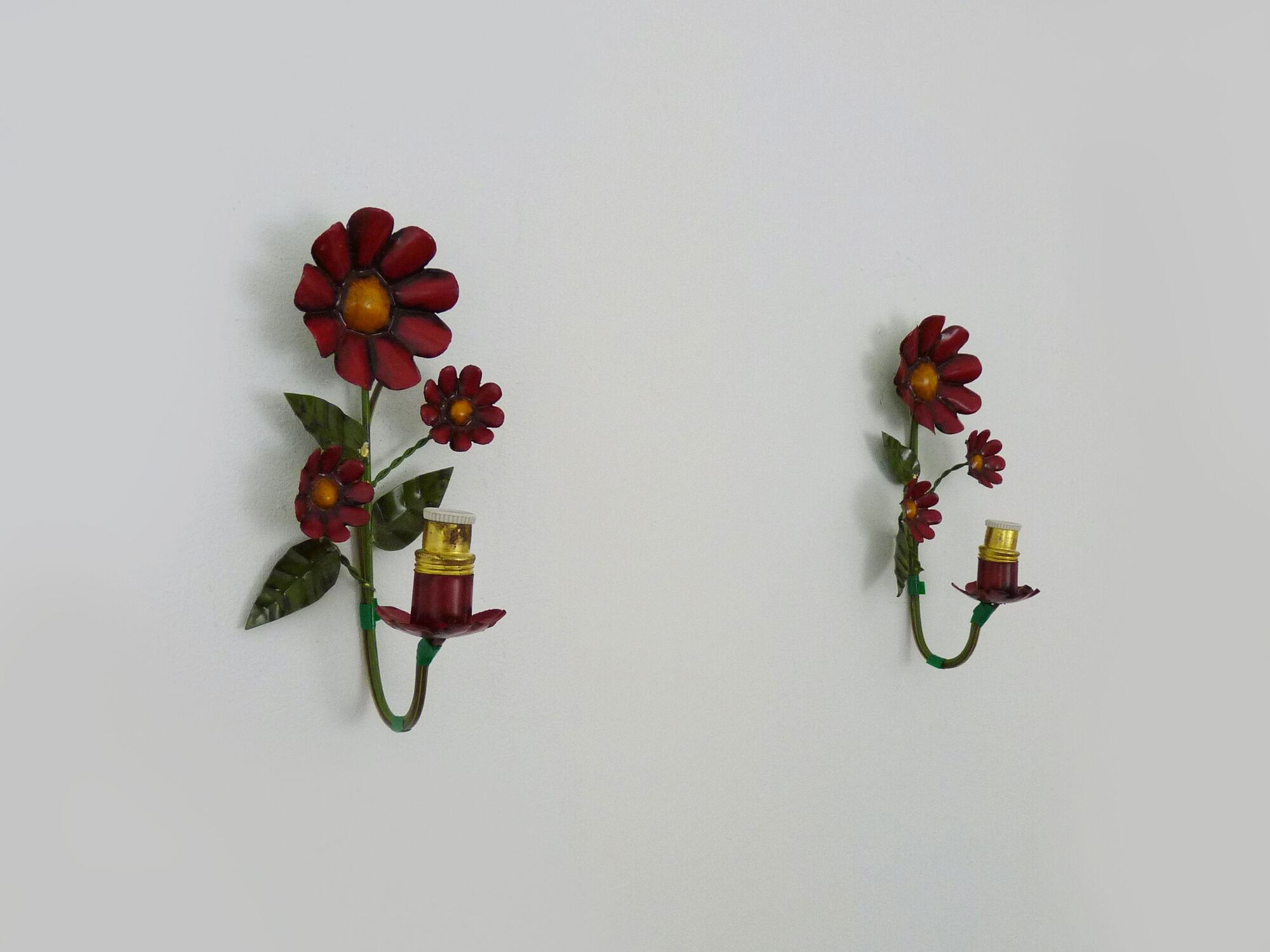Pair of vintage Italian wall lamps in painted sheet metal. Decoration flowers. Year 50 60
