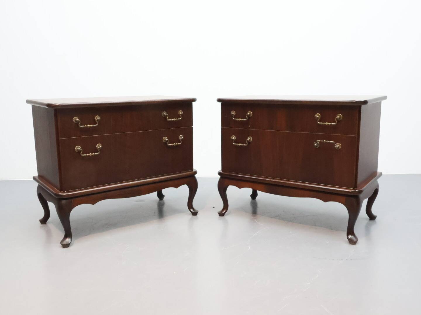 Ensemble de grande table de nuit style Queen Ann.