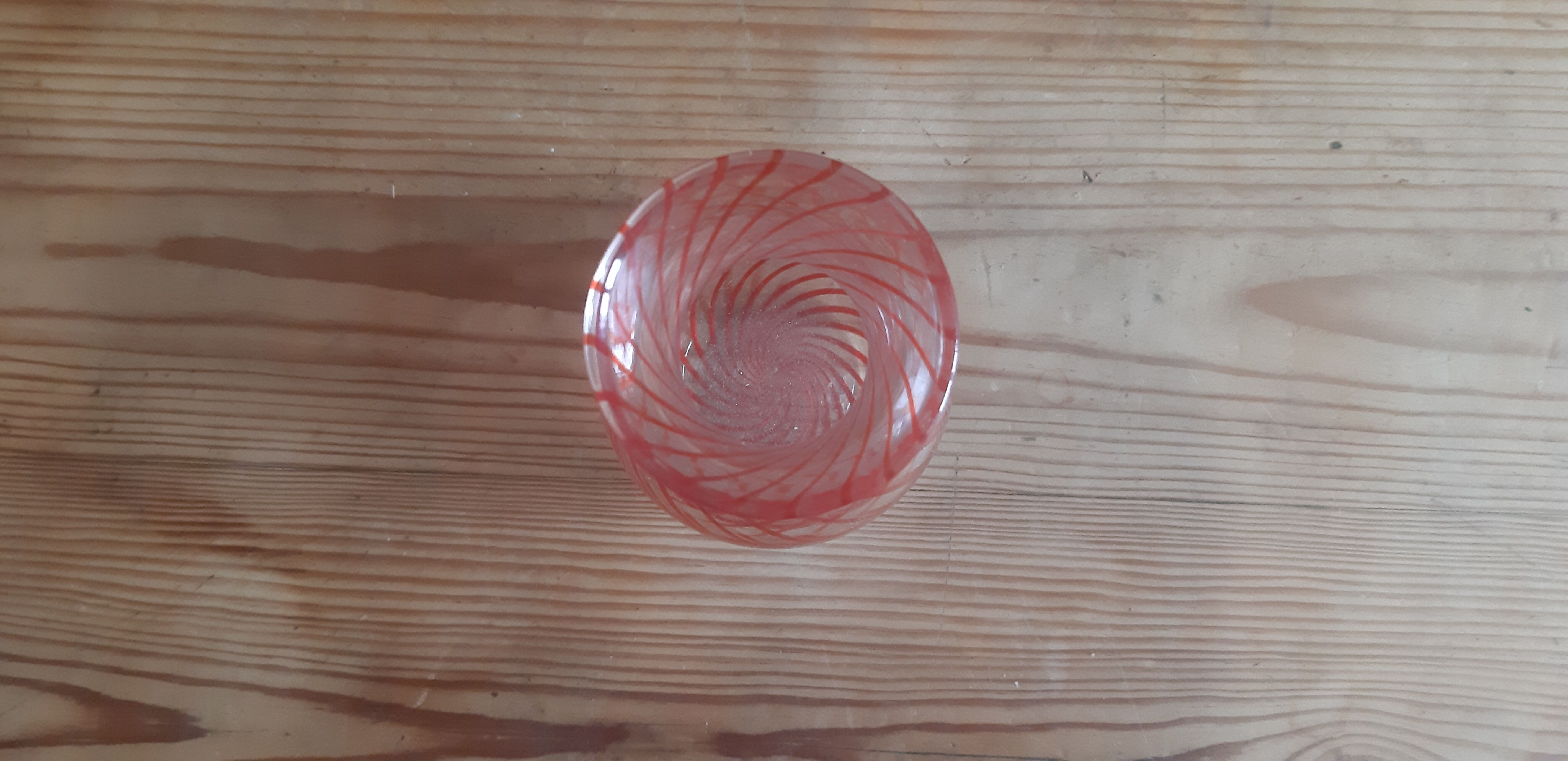 Vase en verre vintage liseré rouge