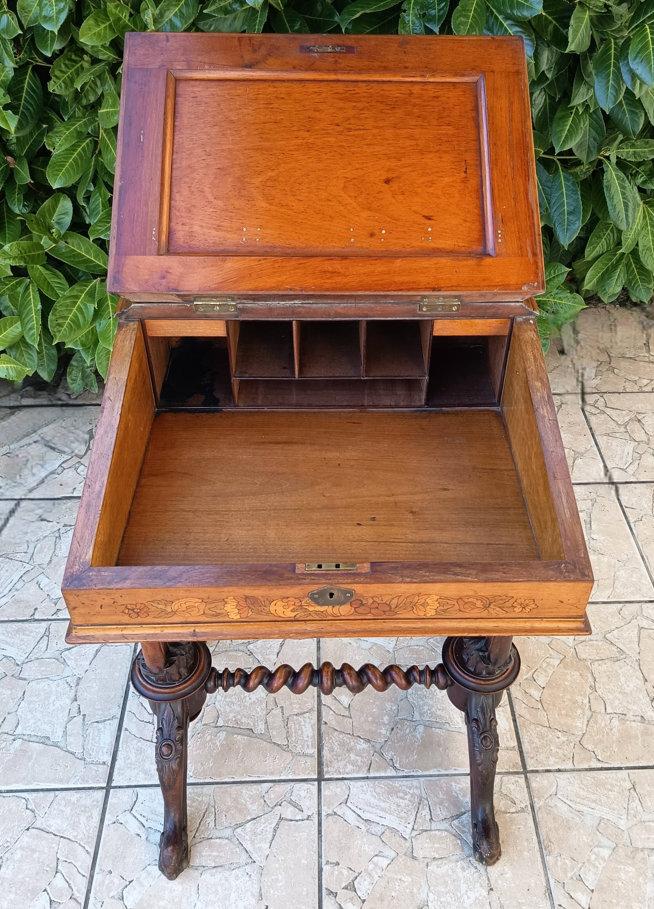 Davenport desk in marquetry walnut, Victorian period.