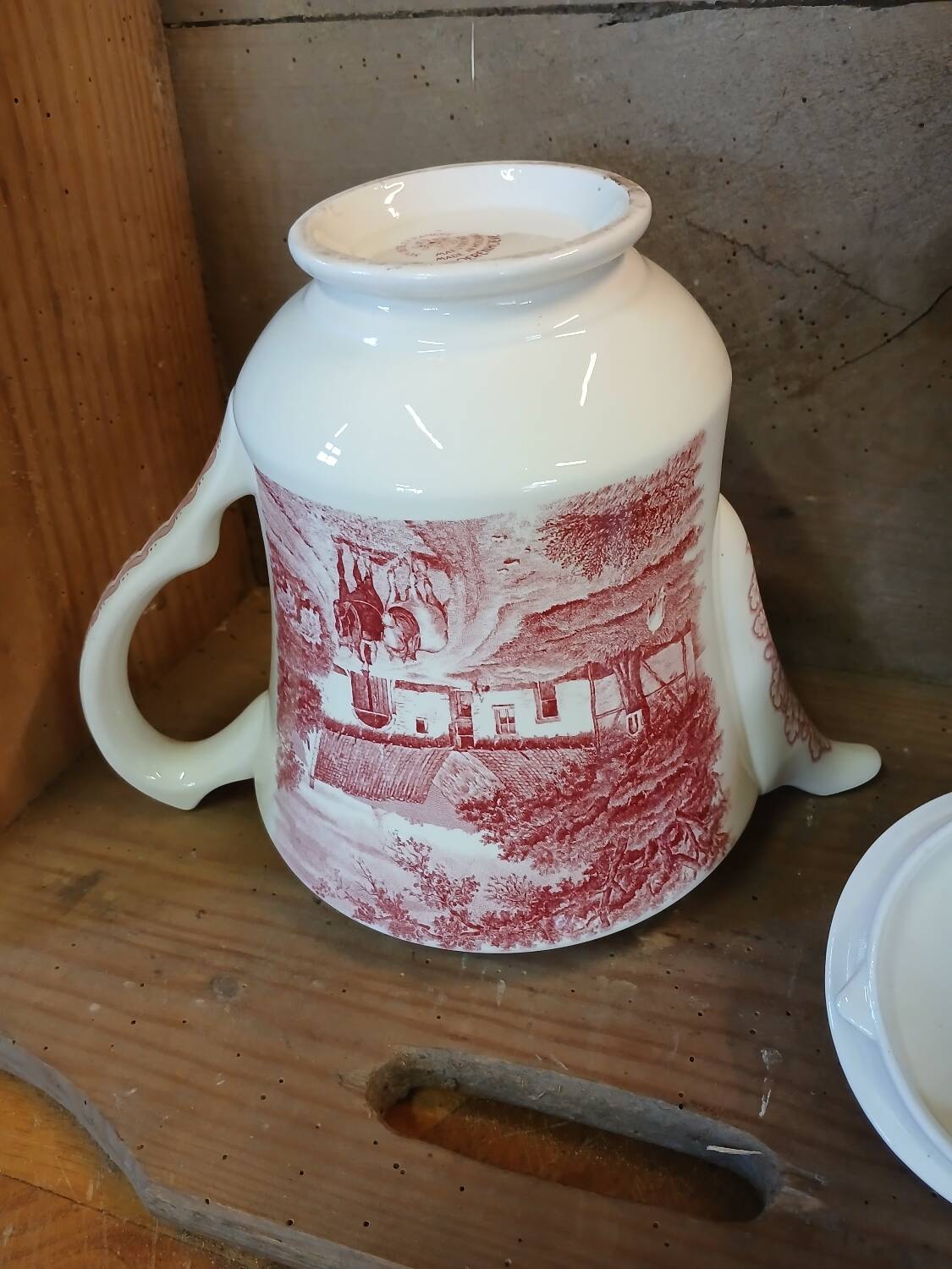 Antique coffee pot in Maastricht faience.