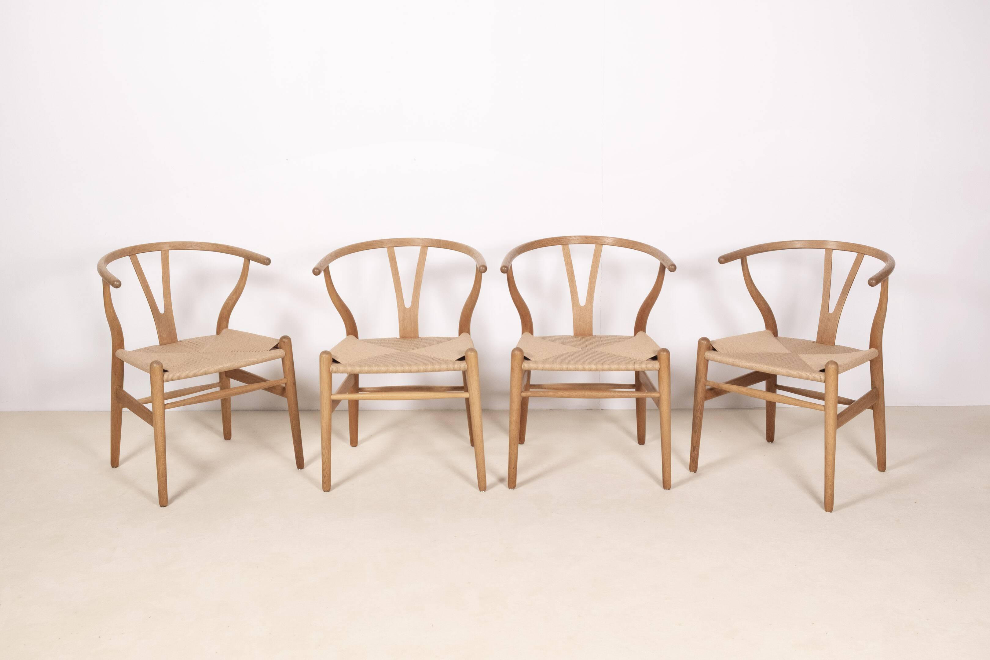 4x Chaise Wishbone CH24 de Hans J. Wegner en chêne, 1990