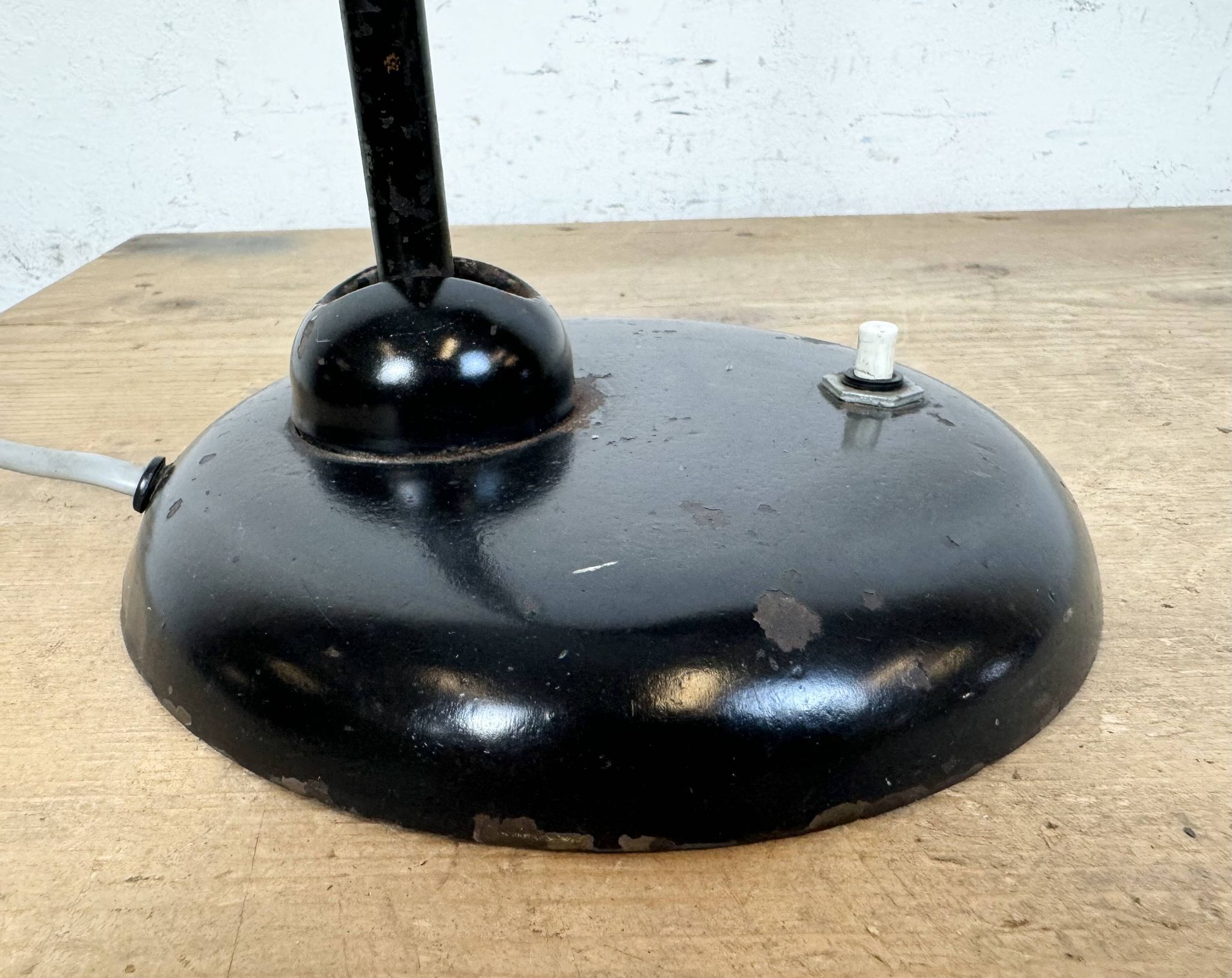 Lampe de table industrielle Bauhaus noire, années 1930