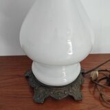 Lampe à pétrole électrifiée en opaline