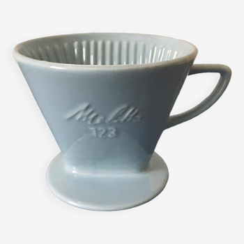 Porte-filtre en porcelaine de la marque Melitta no 123. Couleur bleue pâle