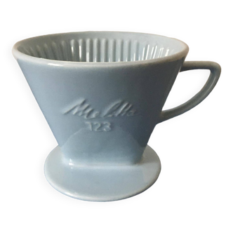 Porte-filtre en porcelaine de la marque Melitta no 123. Couleur bleue pâle