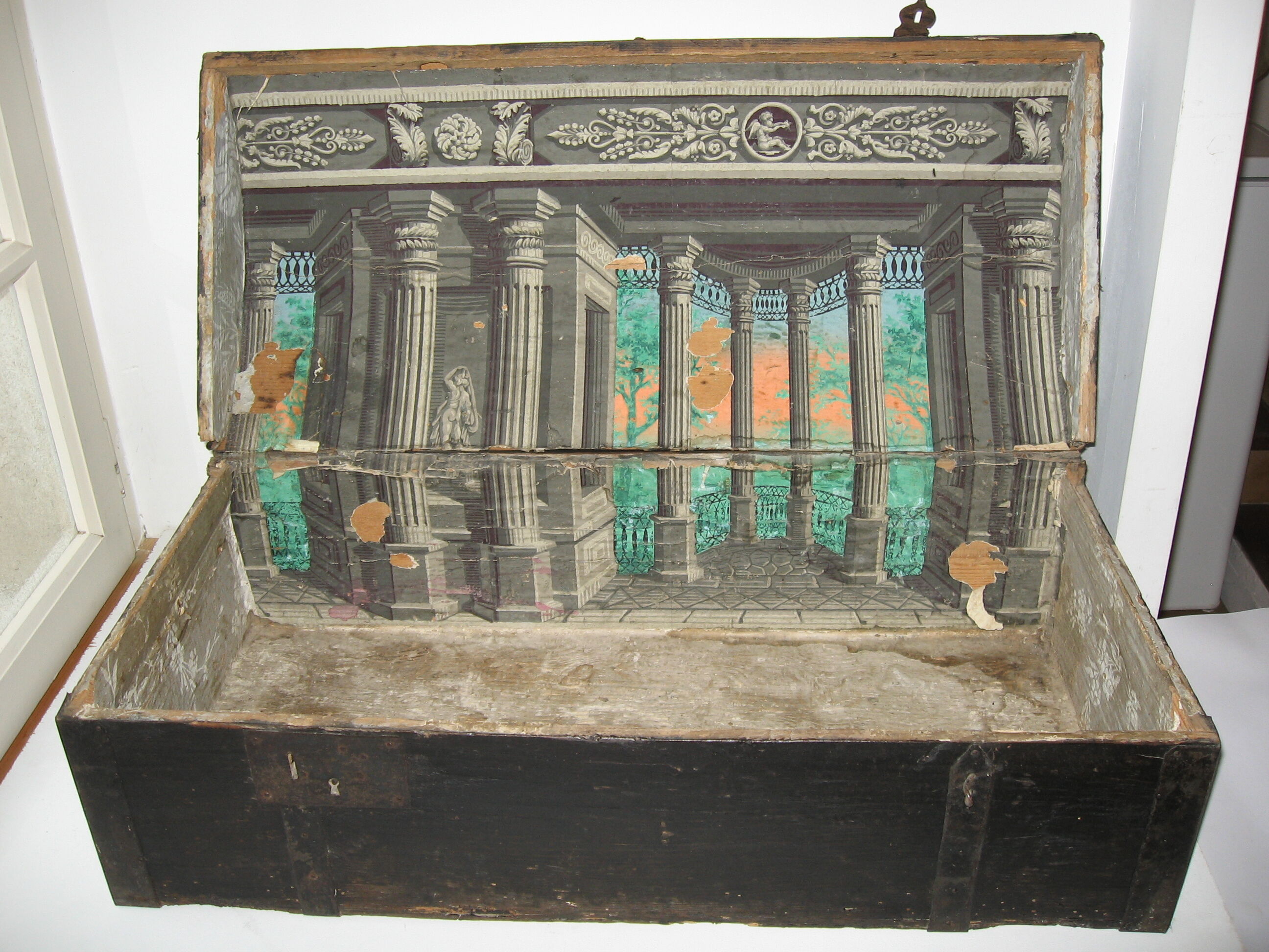 Trunk wood and leather