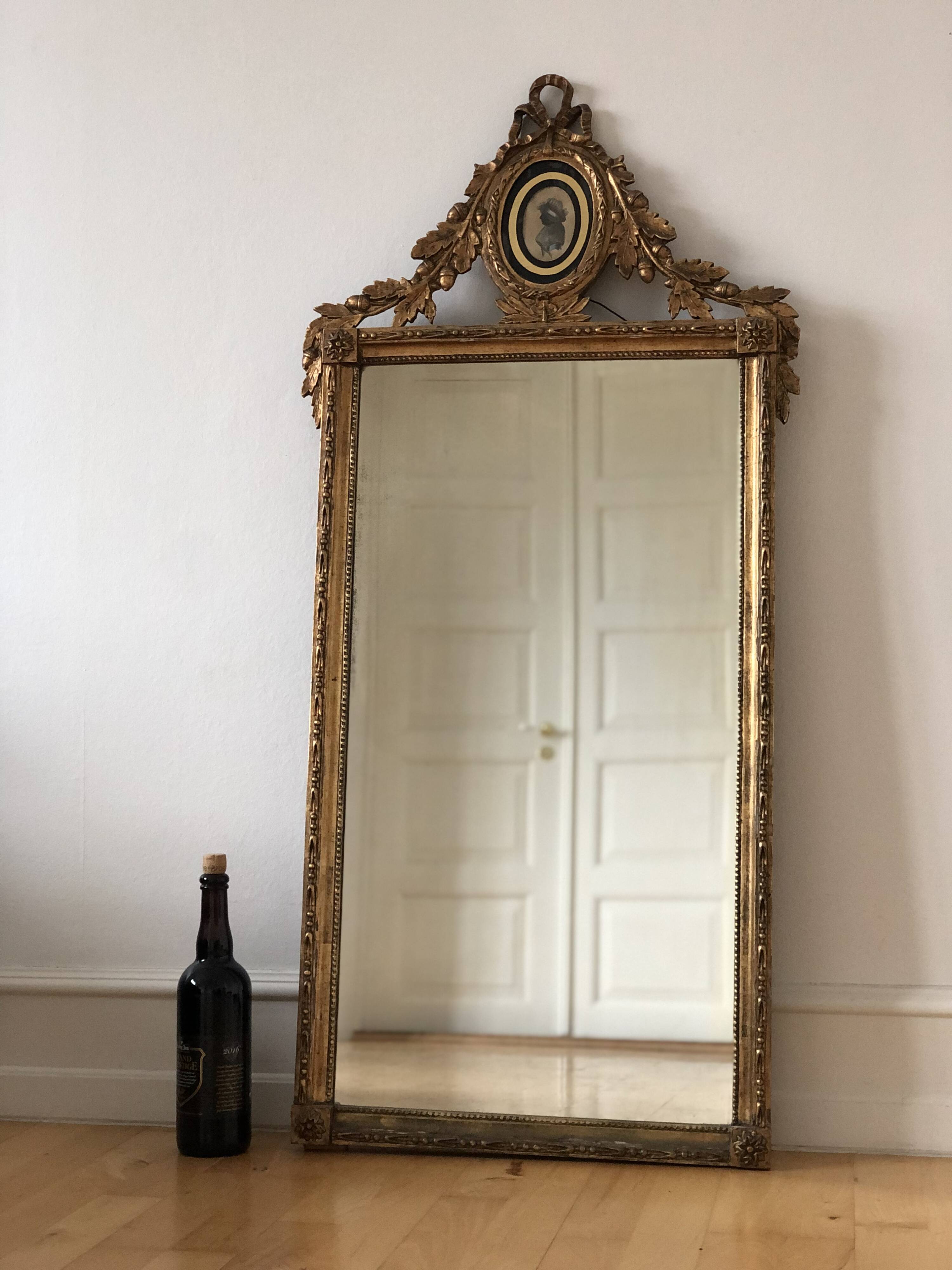 Miroir hollandais Louis XVI en bois sculpté et doré avec verre églomisé du XVIIIe siècle