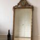 Miroir hollandais Louis XVI en bois sculpté et doré avec verre églomisé du XVIIIe siècle