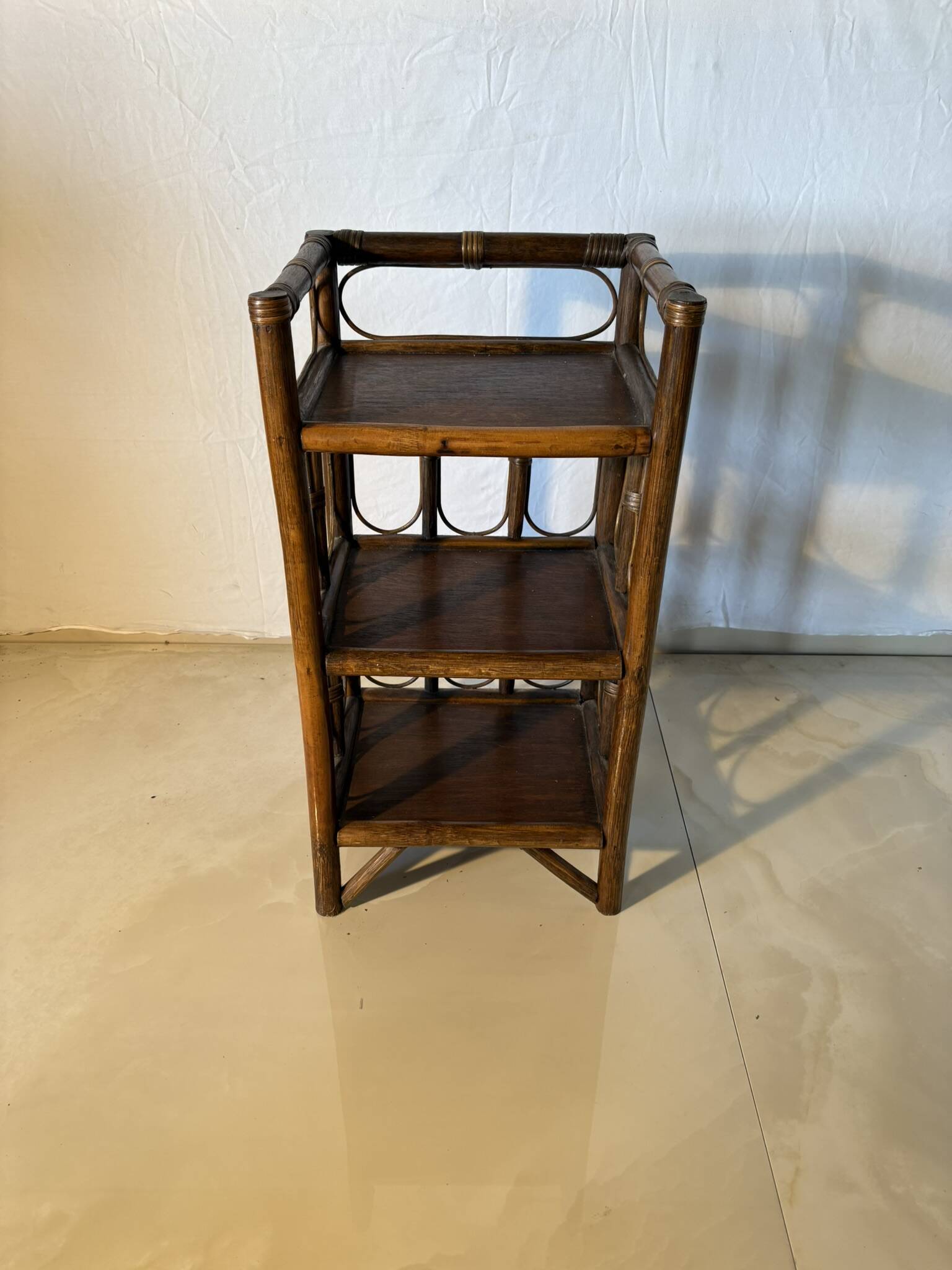 Étagère vintage en rotin et bois foncé à trois niveaux