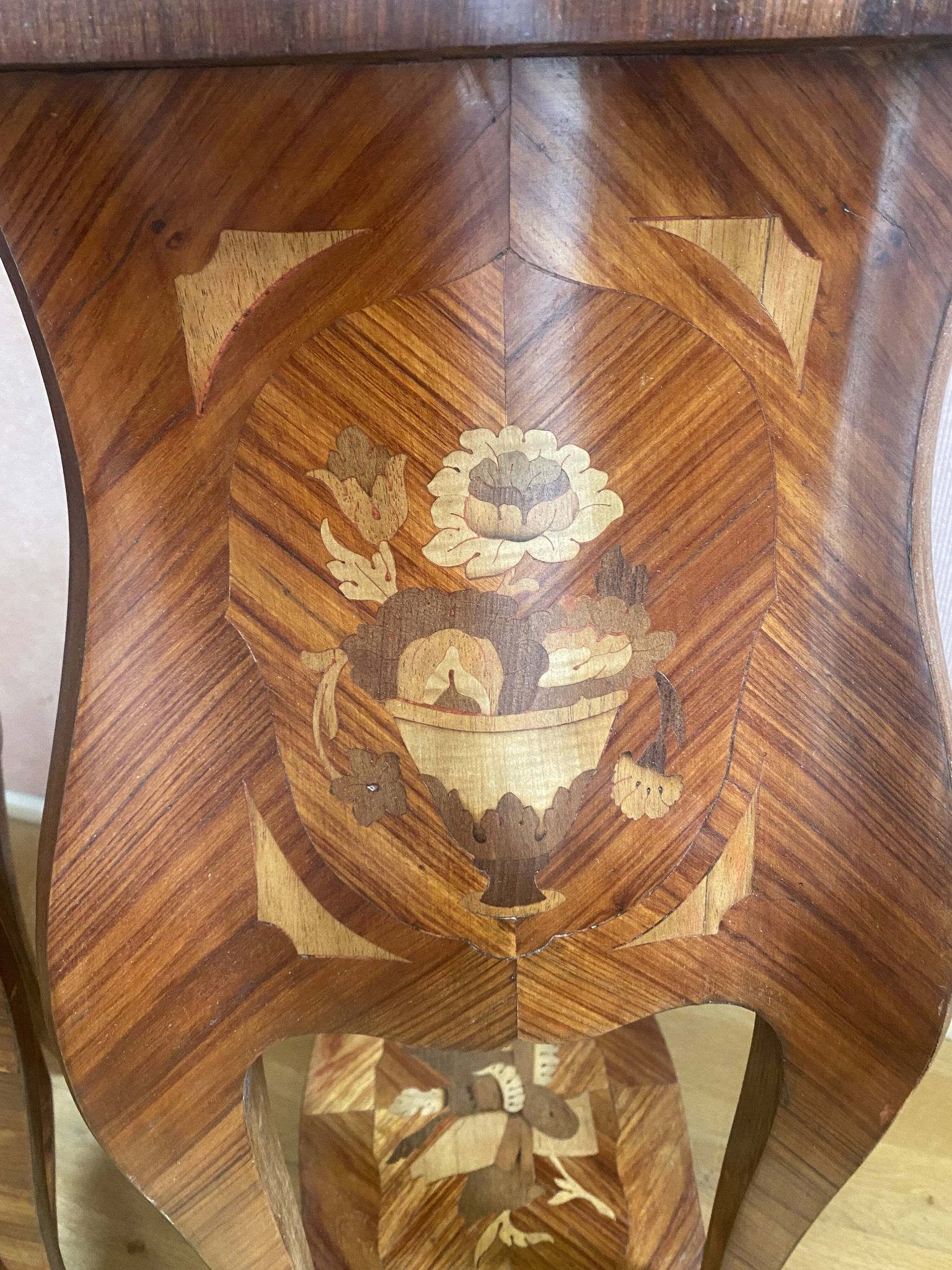 Pair of bedside tables in rosewood veneer on all sides. Louis XV style