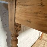 Farmhouse table with turned legs