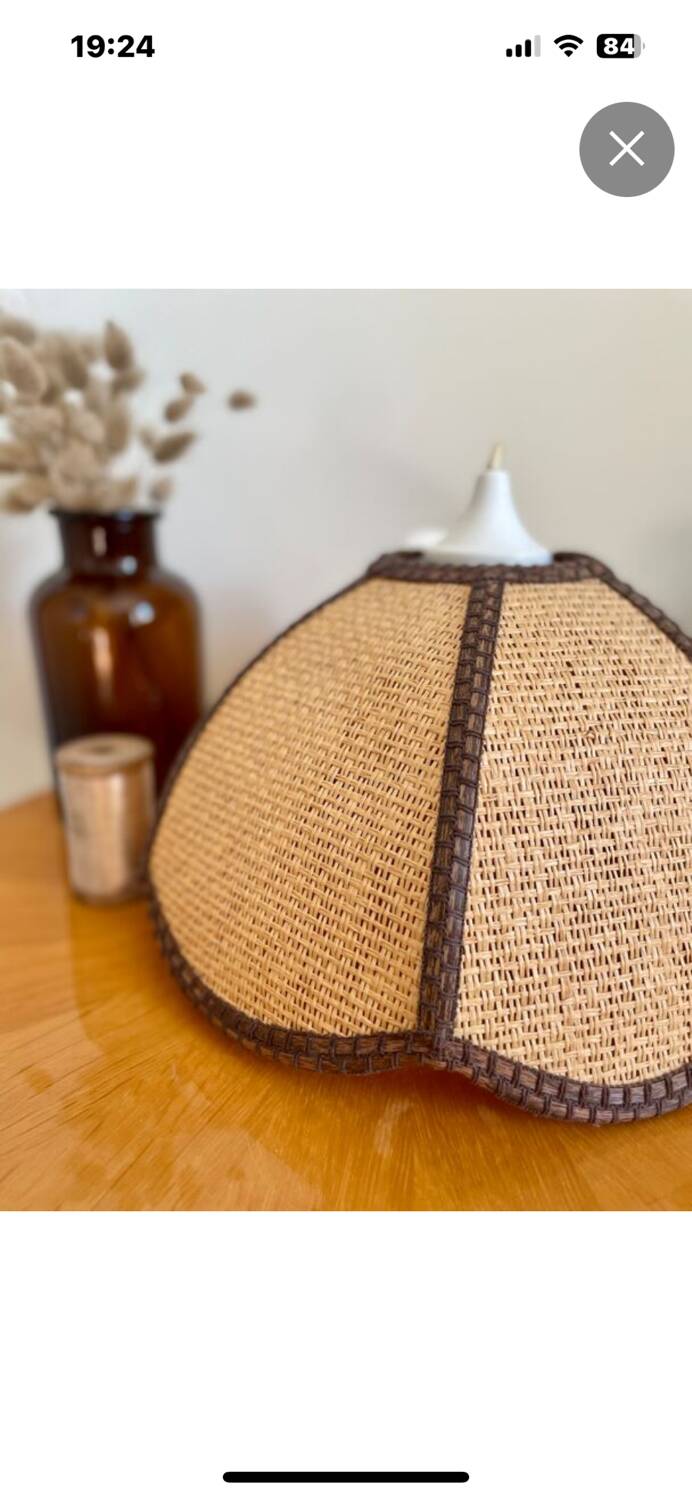 Suspension vintage en rotin formant une fleur