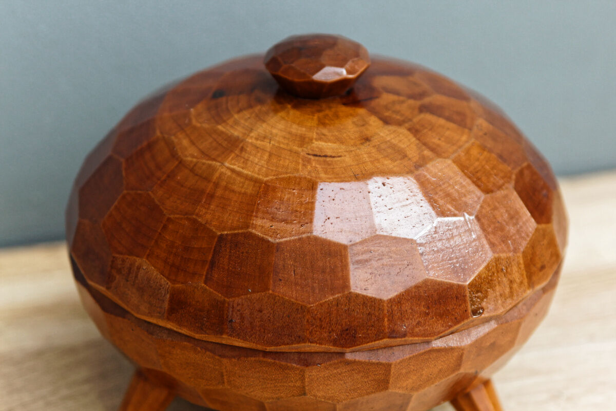 Bonbonnière, vintage tripod box