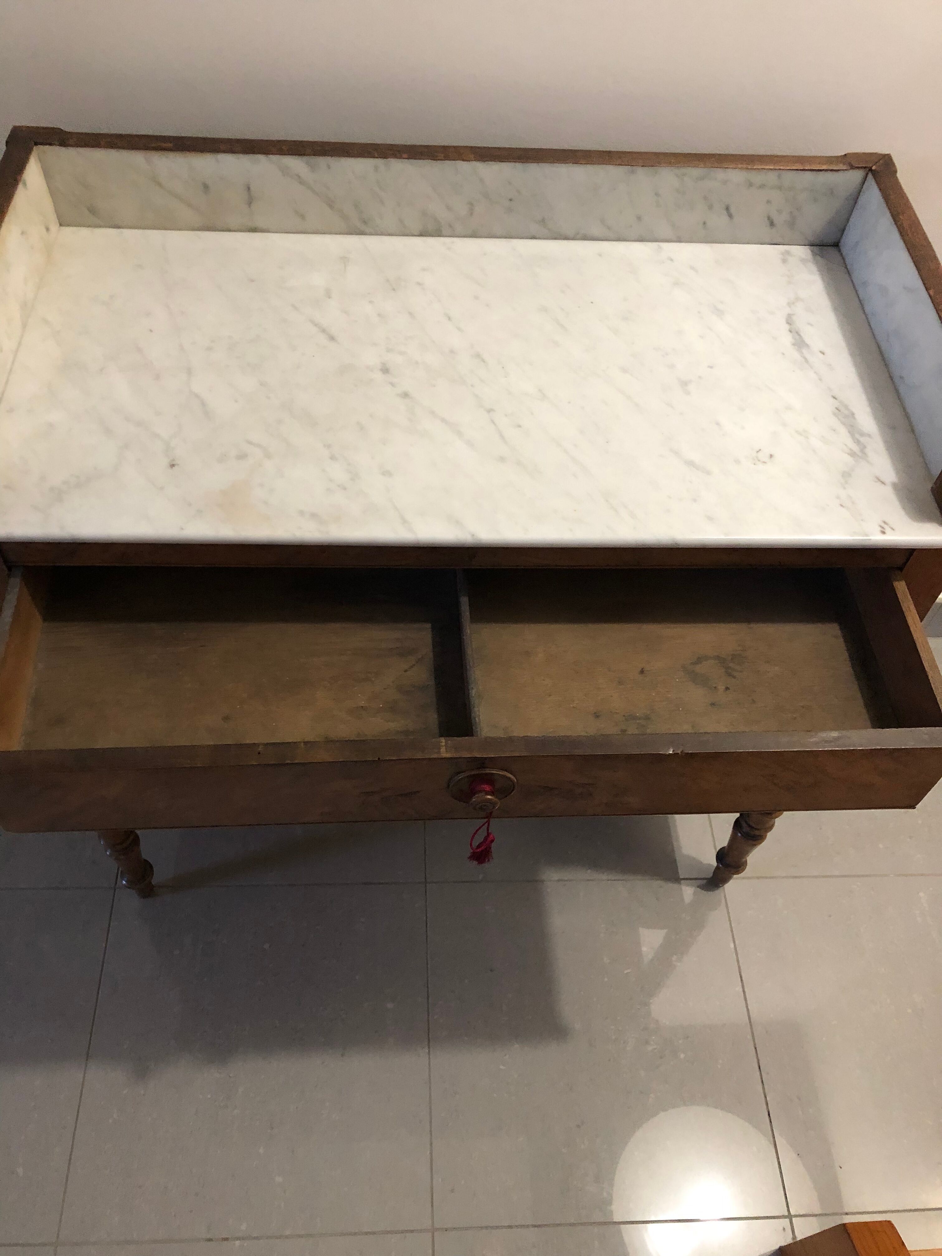 Table de toilette dessus marbre