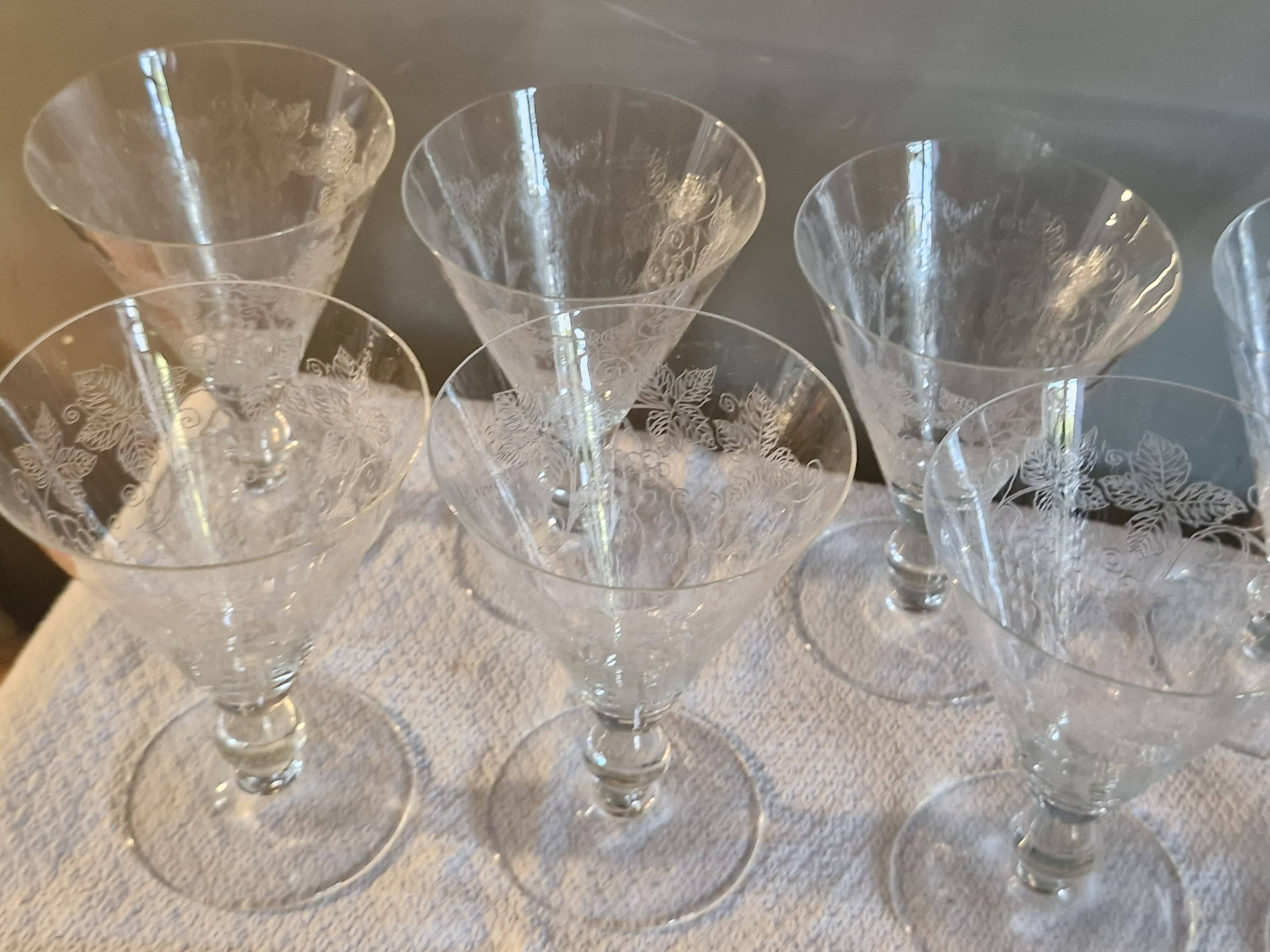 8 large Art Deco crystal glasses, grape clusters (+ 2 gifts)