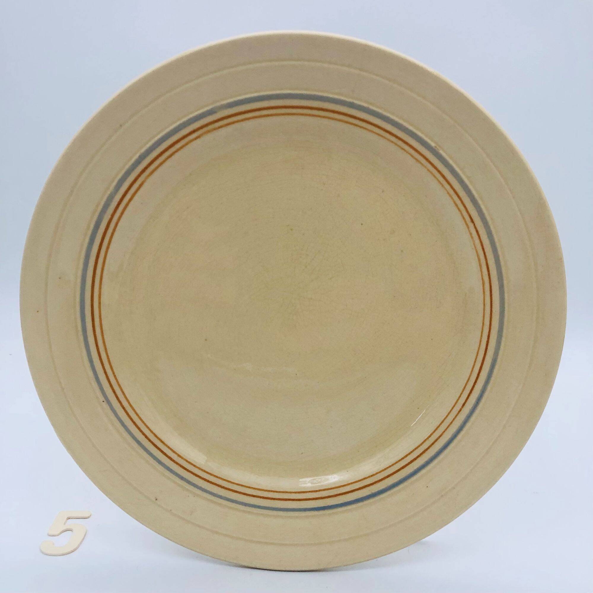 6 flat plates with a fine decoration of blue and gold borders.