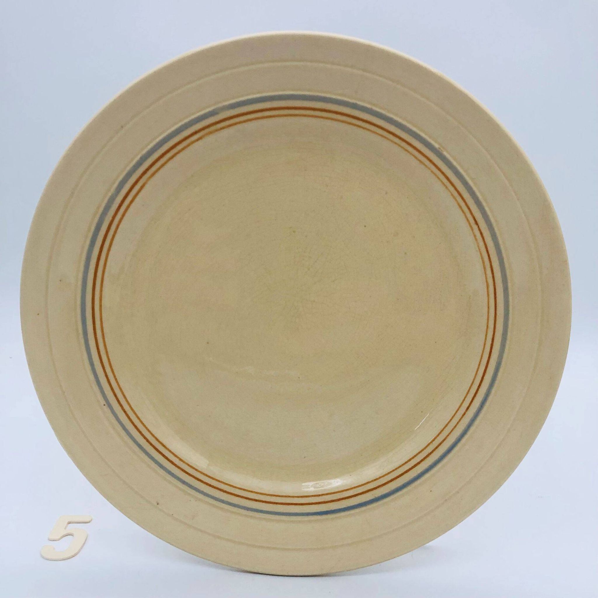 6 flat plates with a fine decoration of blue and gold borders.