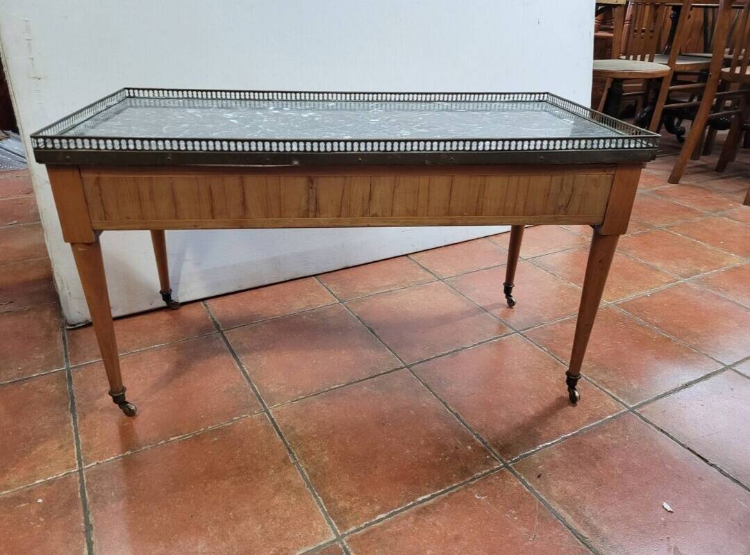 Table basse en merisier style Louis XVI dessus marbre