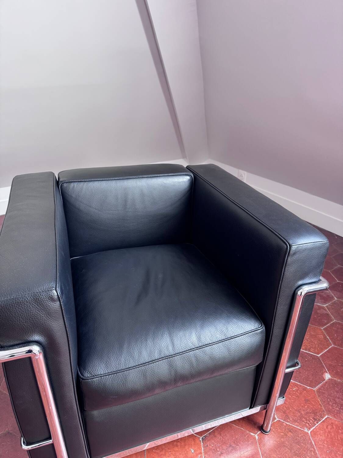 Black leather designer armchair – an elegant piece