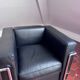 Fauteuil design en cuir noir – pièce élégante