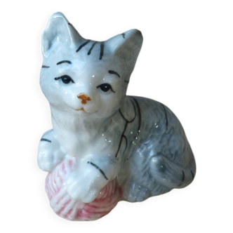 Figurine mignon chaton en céramique jouant avec une pelote de laine collection vintage