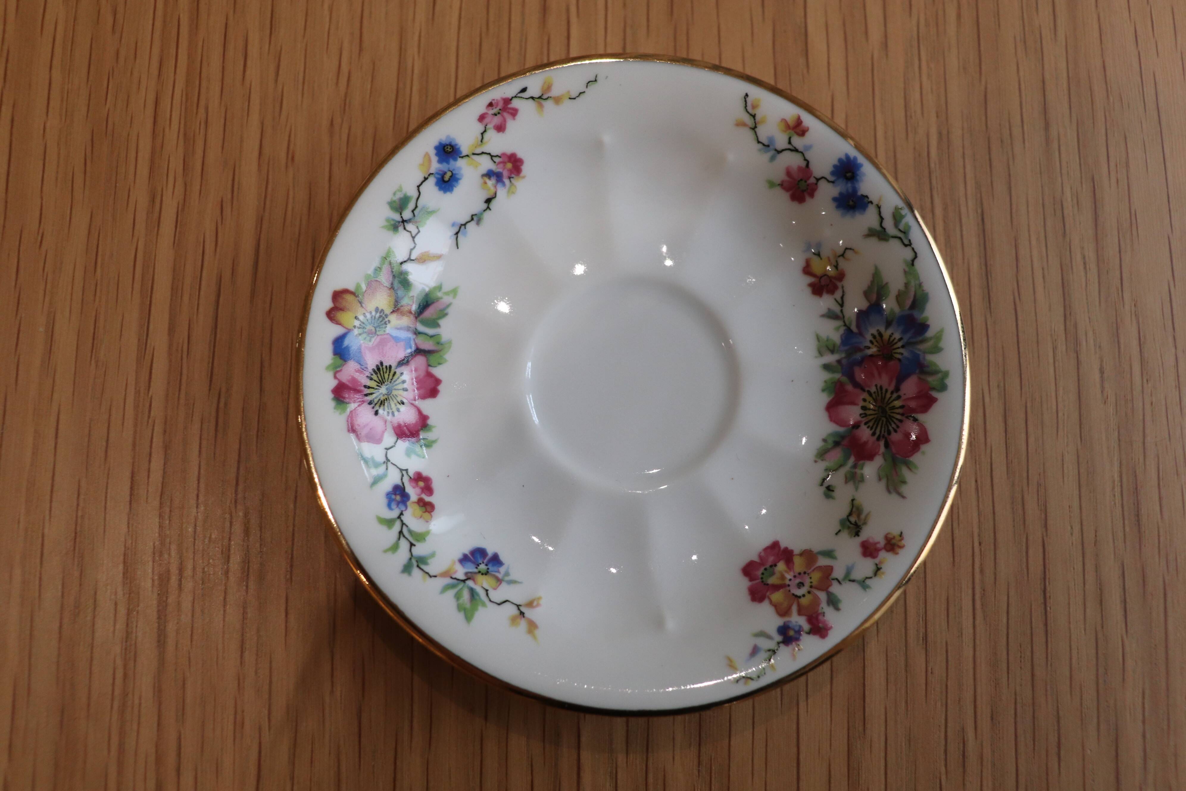Coffee and tea service in Limoges porcelain with anemone flower pattern and gilding.