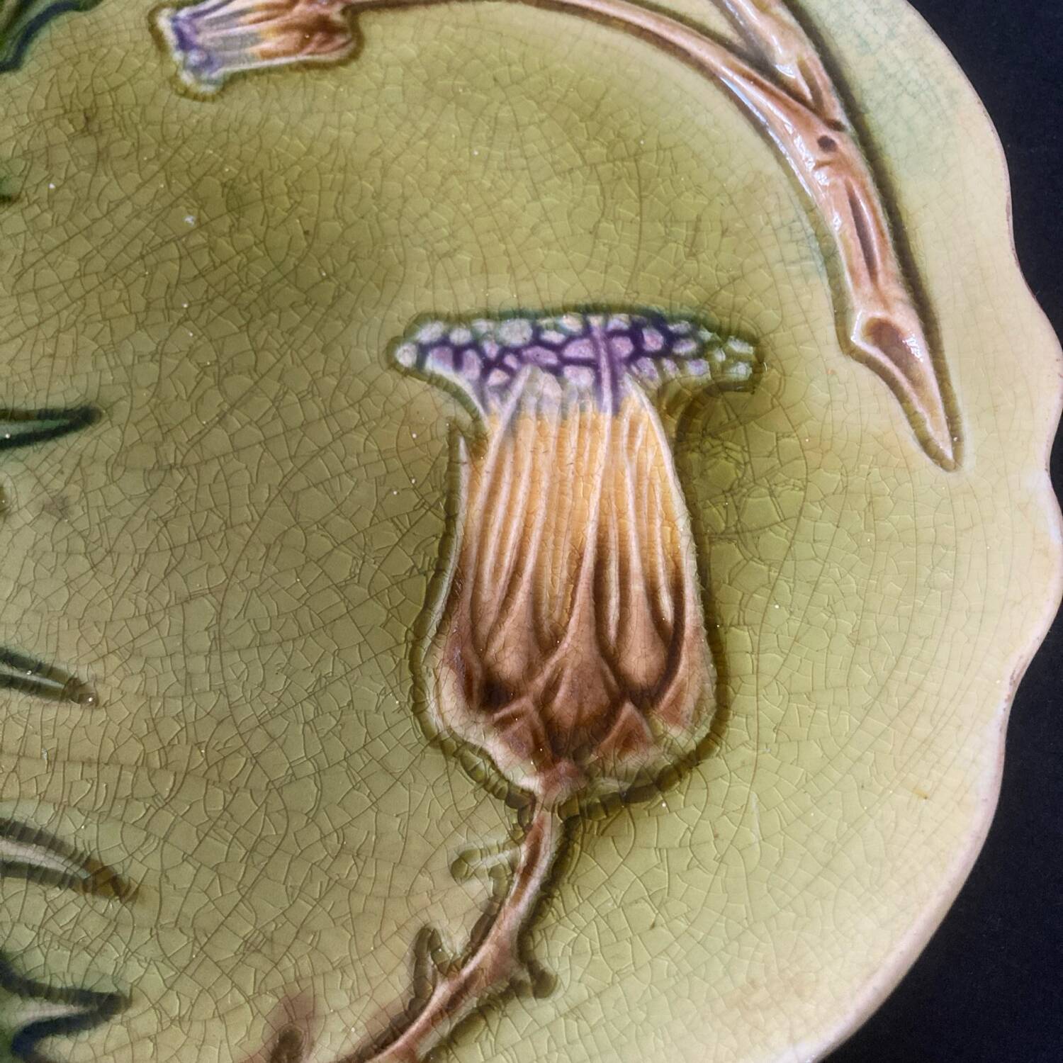 Thistle-decorated barbotine plate