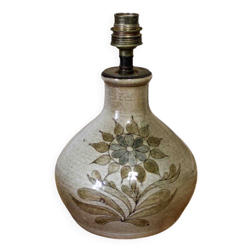 Ceramic lamp base with flower decoration