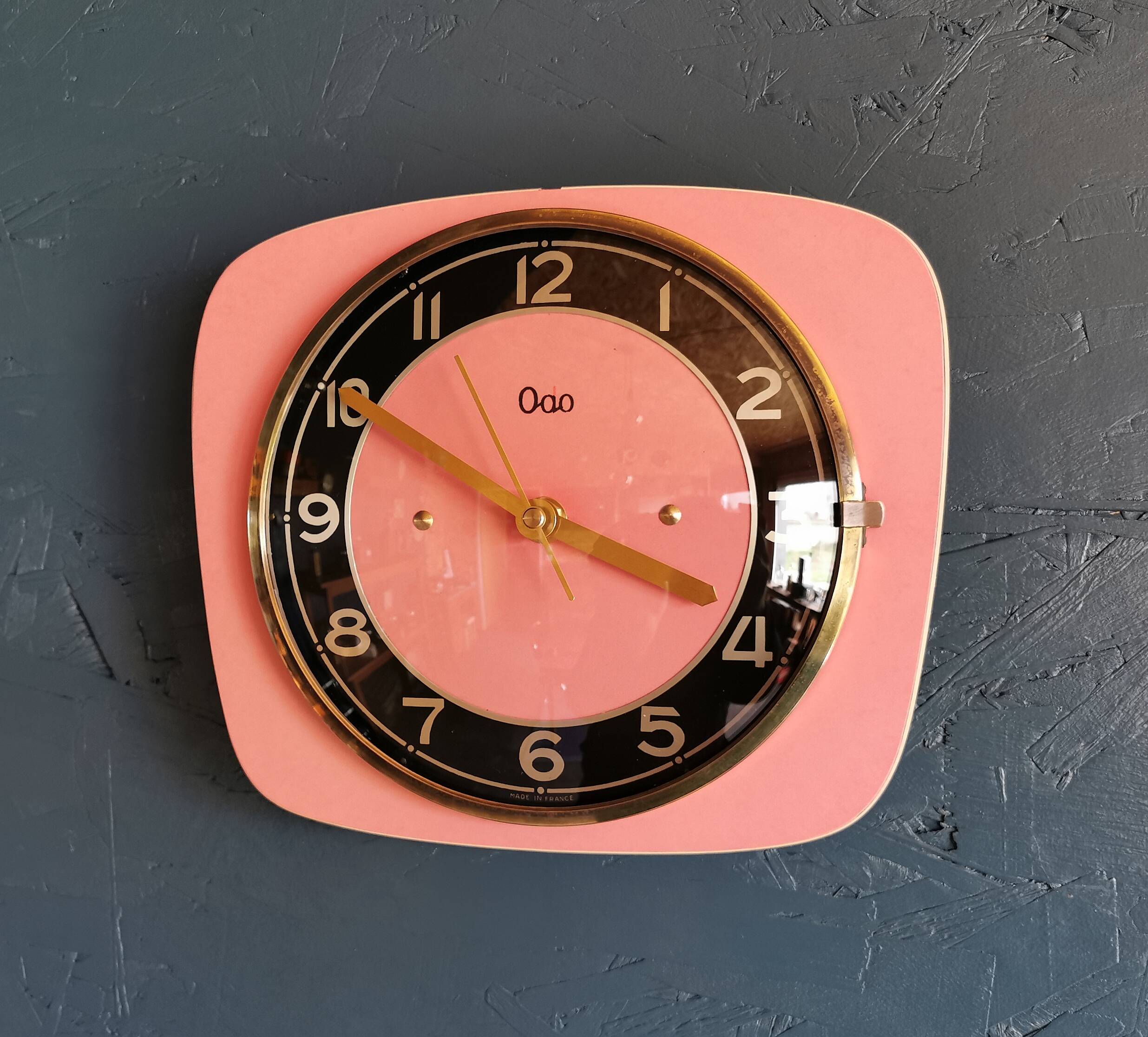 Vintage formica clock silent trapeze wall pendulum "Odo pink black"