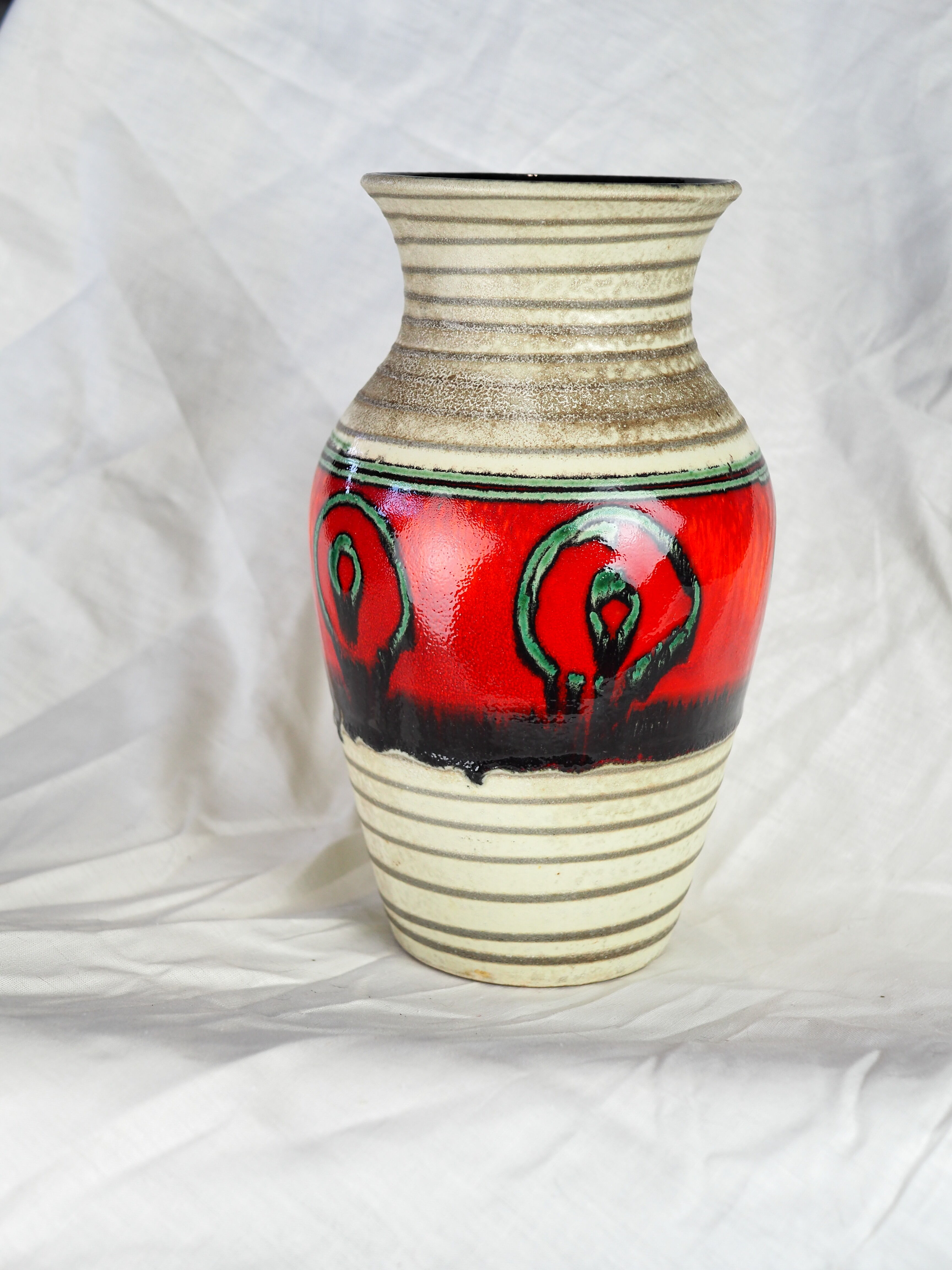 Frieze vase with green and red round