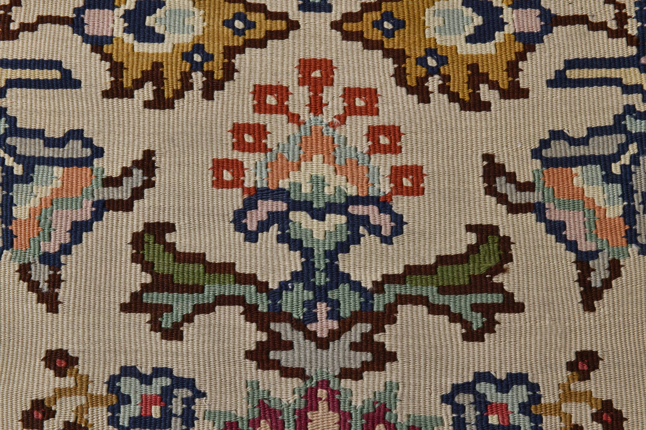 Kilim persan tons crème et bordeaux, motifs floraux élégants vintage