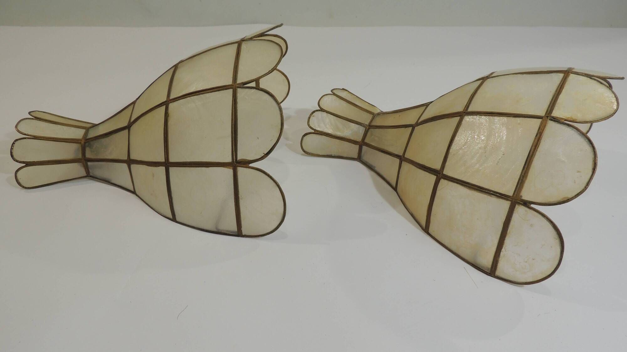 Pair of vintage mother-of-pearl and brass wall sconces – Floral shape