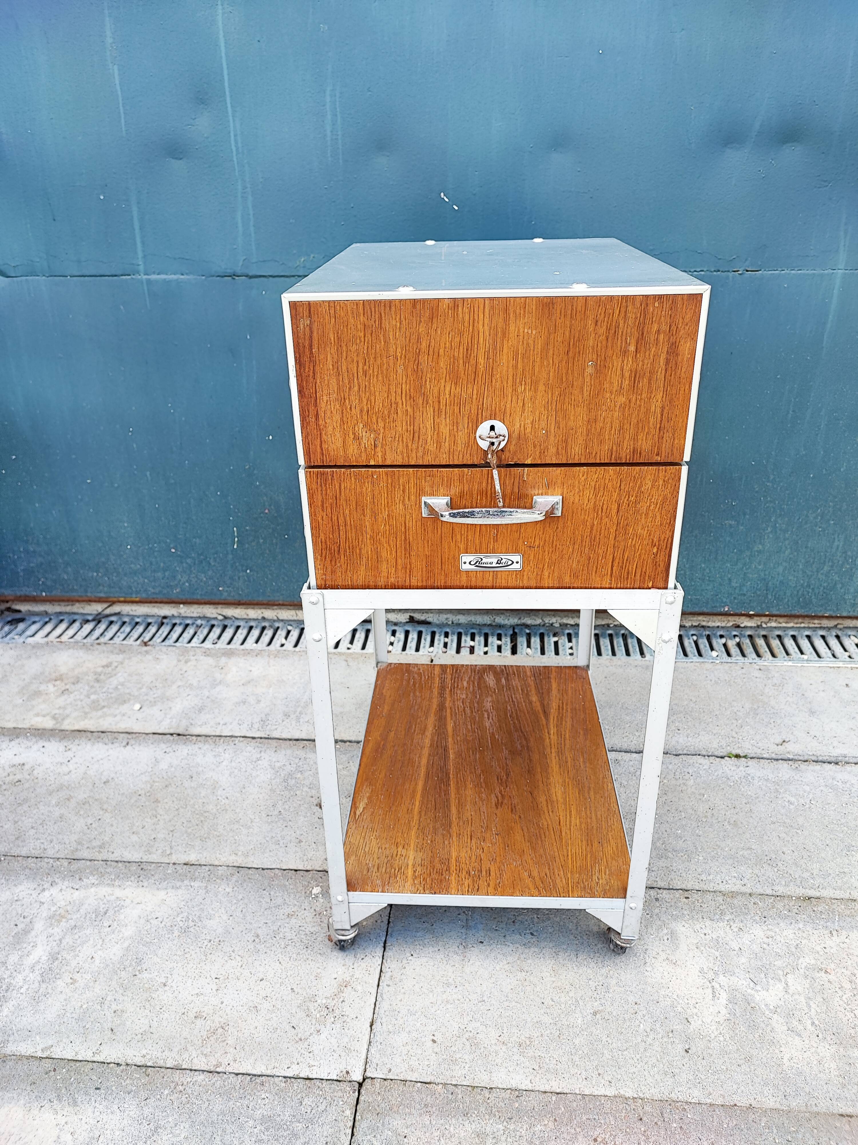 Metal binder ruwa bell