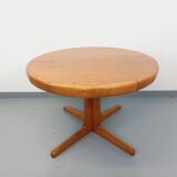 Vintage round dining table in Scandinavian style from the 60s and 70s in elm.