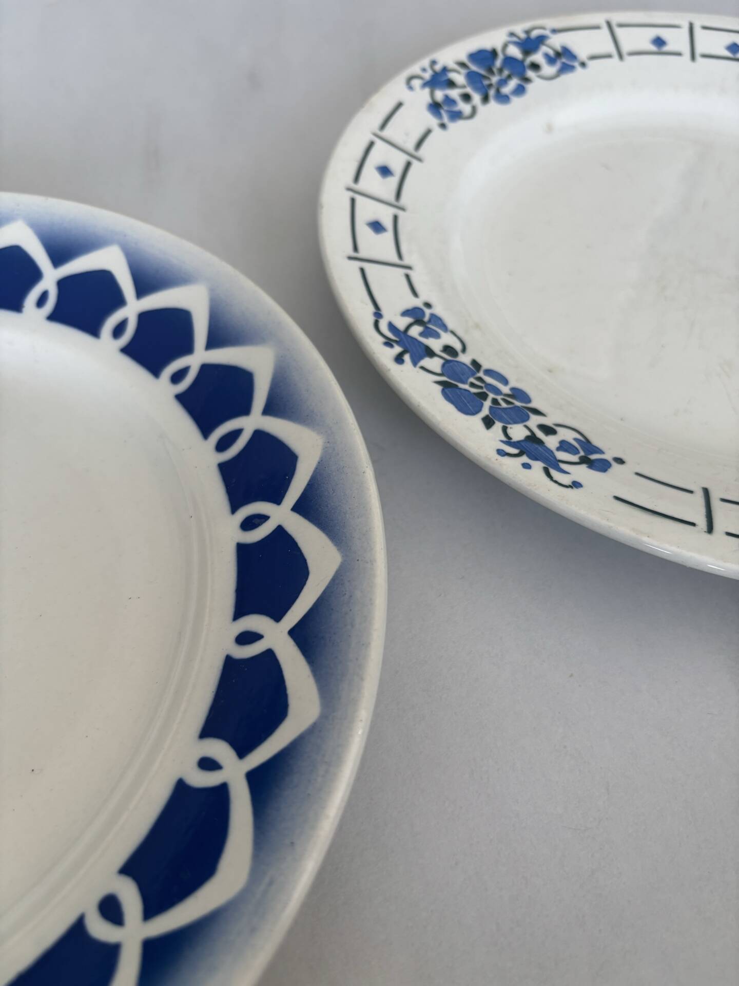 Lot of 4 antique earthenware plates from 1950, Saint Amand - plates bl