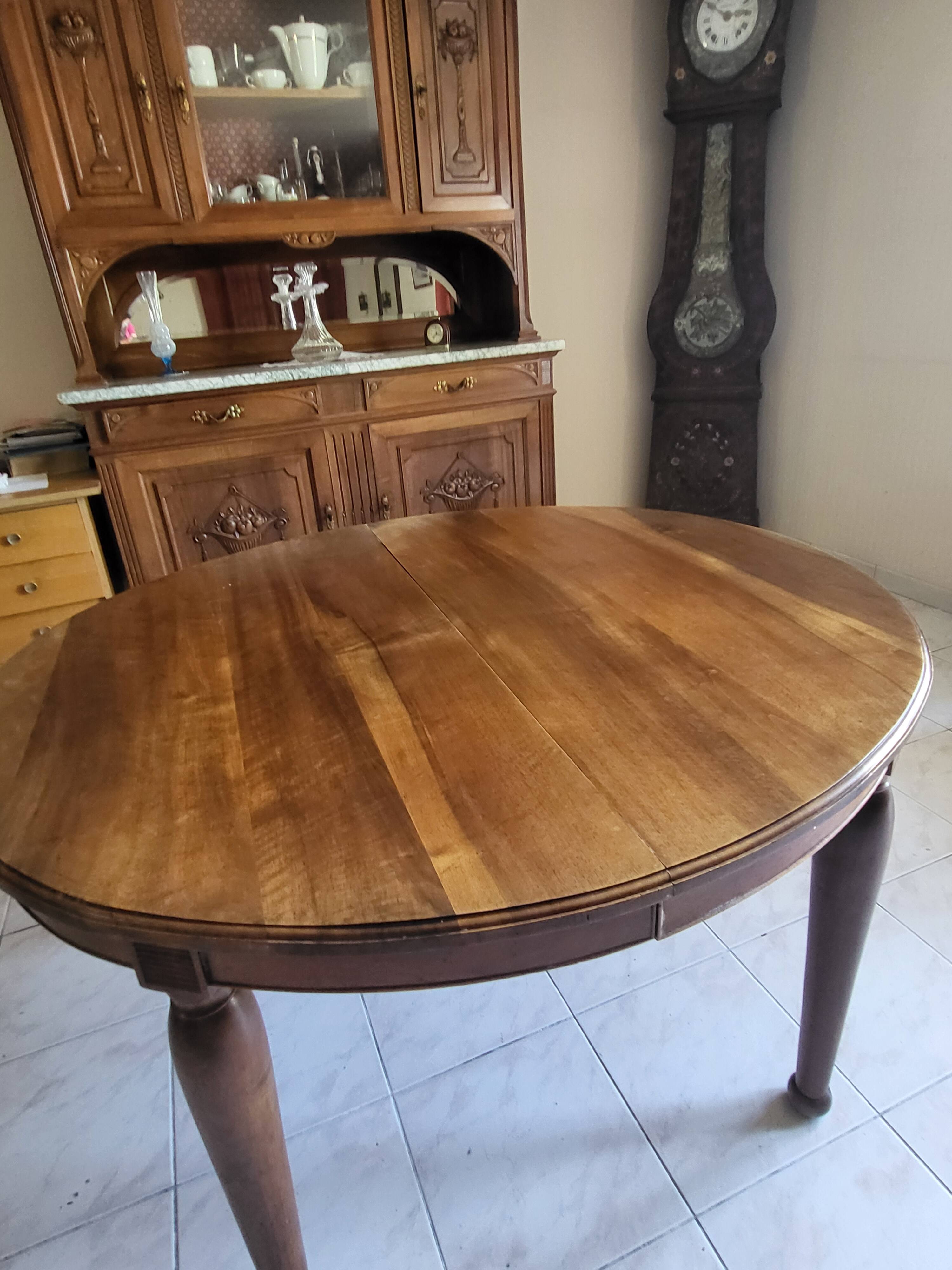 Art Nouveau dining table from 1910 and its 6 matching chairs.