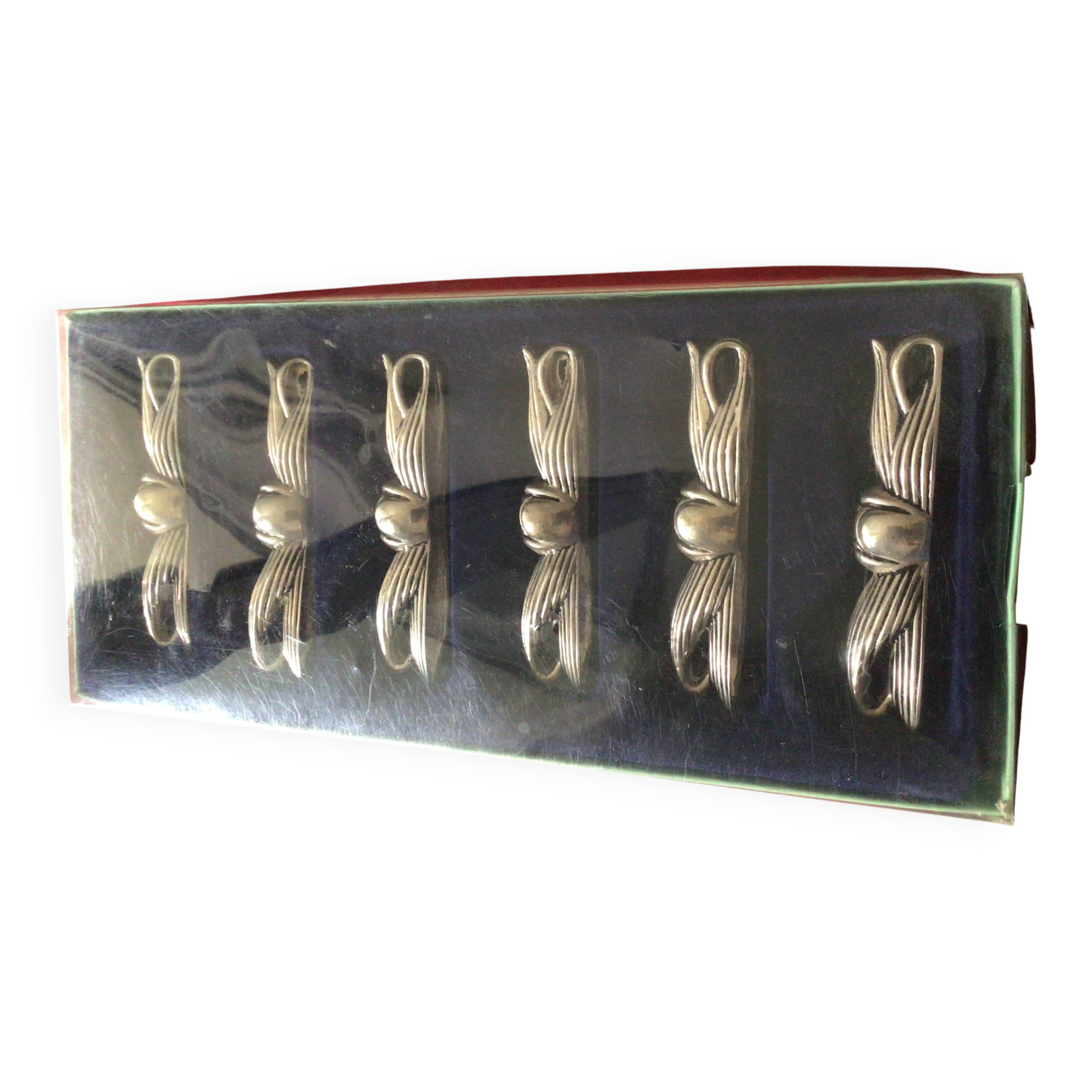 Knife holder with bow pattern