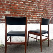 Set of 2 vintage Scandinavian chairs in wood and black faux leather.