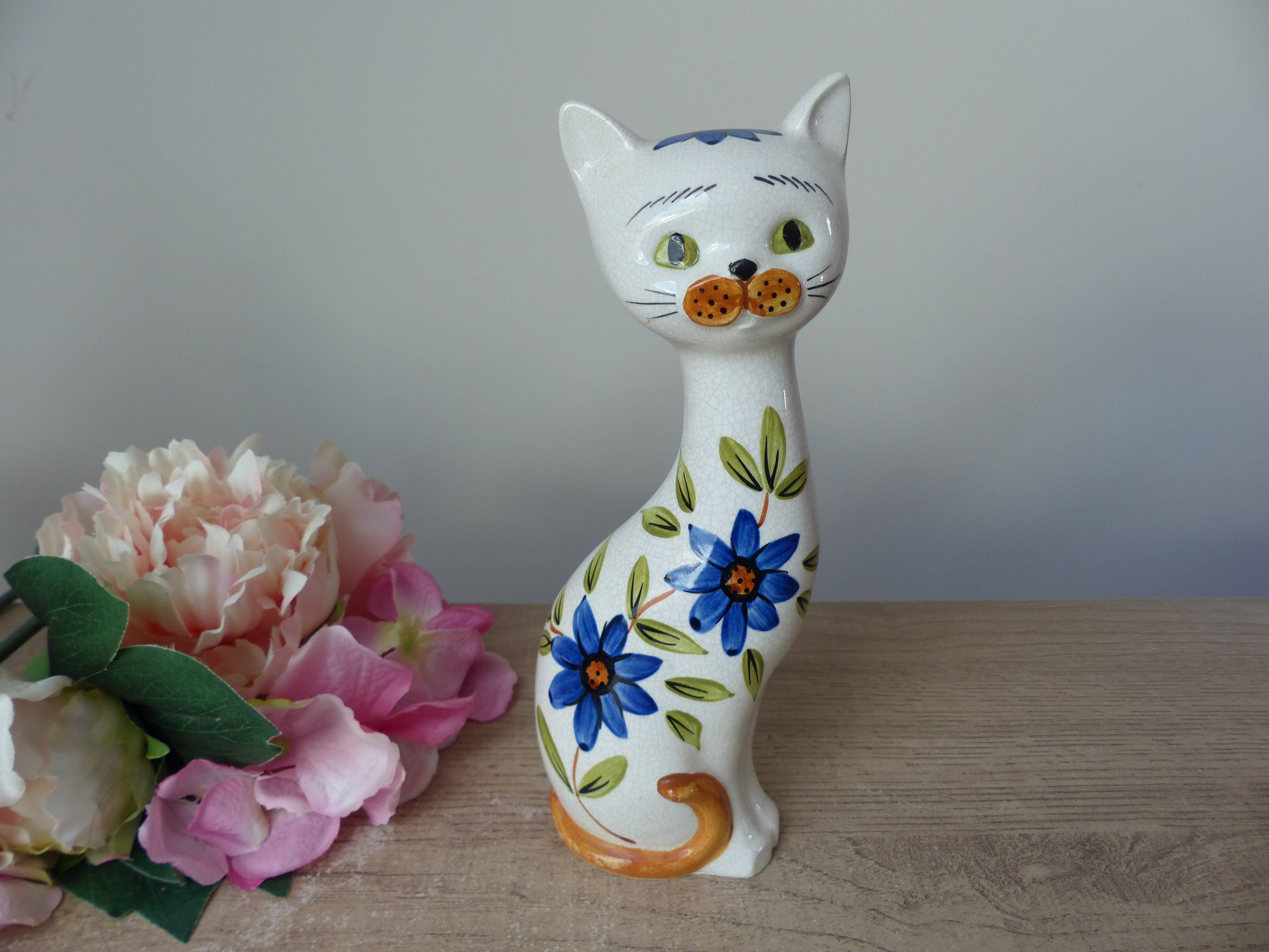 Statuette chat en céramique peint main décor fleurs bleues Japon