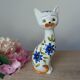 Statuette chat en céramique peint main décor fleurs bleues Japon