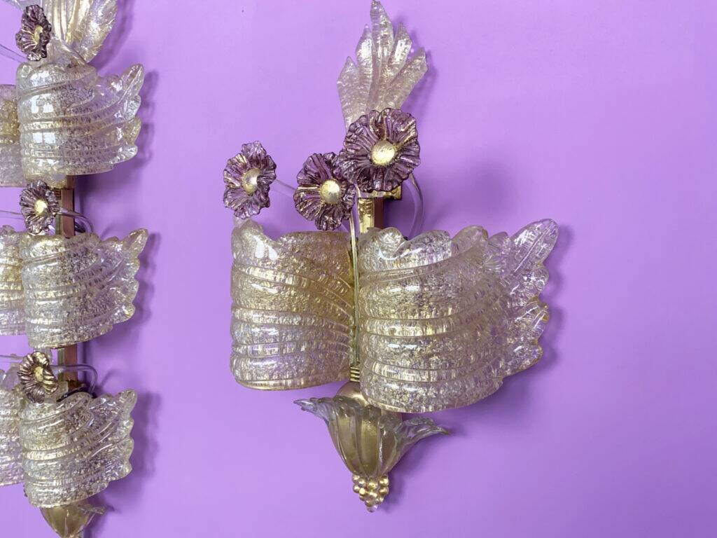 Trio / Ensemble de 3 appliques "Grand Hotel" par Barovier & Toso, Murano, Italie, années 1950. Verre vénitien avec de la poussière d'or et des fleurs en verre violet.