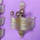 Trio / Ensemble de 3 appliques "Grand Hotel" par Barovier & Toso, Murano, Italie, années 1950. Verre vénitien avec de la poussière d'or et des fleurs en verre violet.