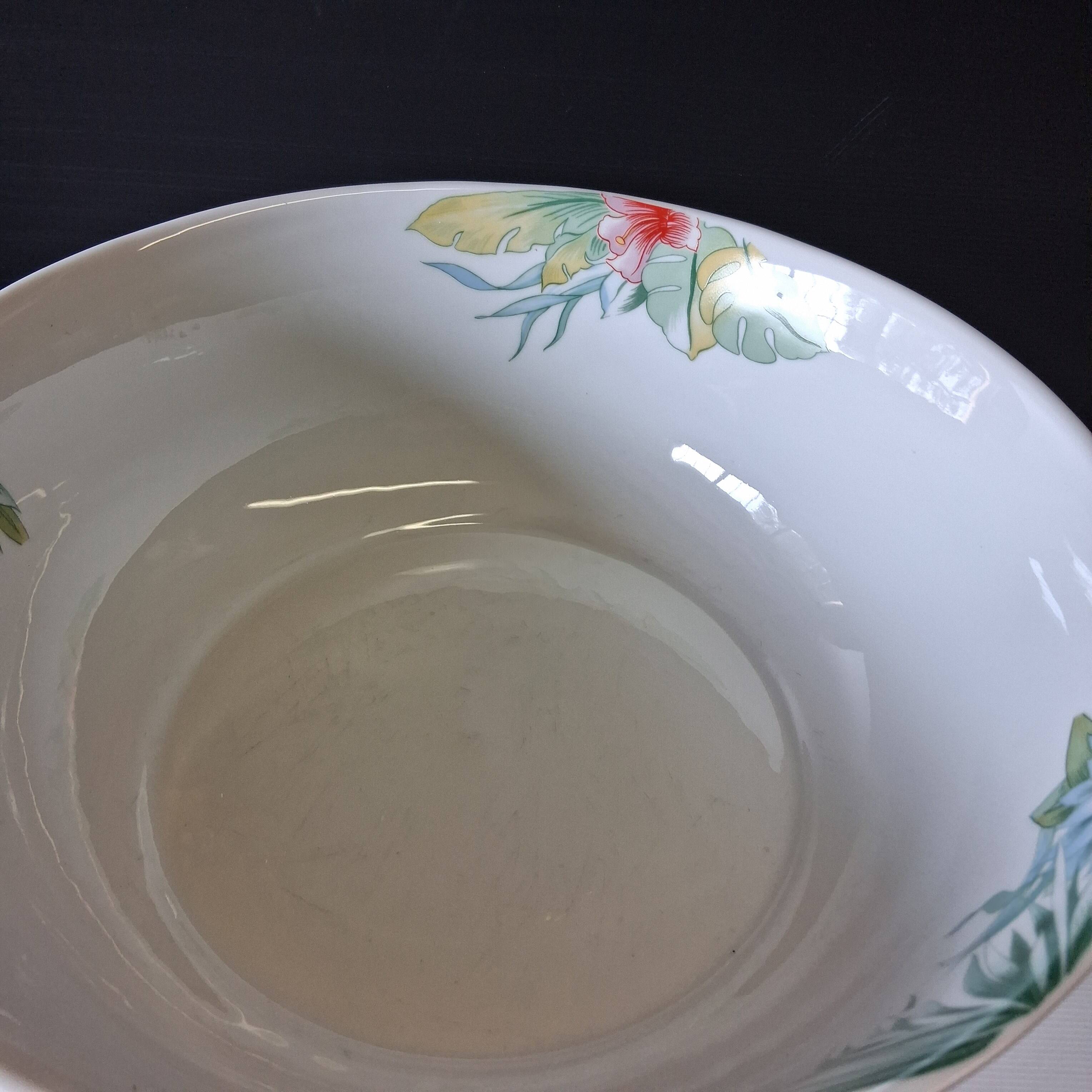 Very large porcelain salad bowl in very good condition from L'hirondelle Meh.